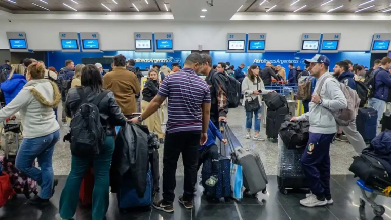 Medida de fuerza de pilotos de Aerolíneas Argentinas afectan a mas de 12.000 pasajeros